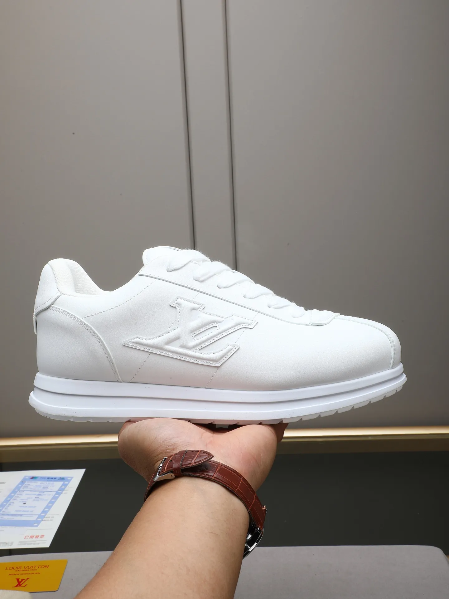 PP560 LV Louis Vuitton L Jialu Brand Runner Tatic Series Thick-soled Casual Sports Shoes Running Shoes Original purchase, development and production This LV Runner Tatic sports shoe combines technical materials such as mesh fabric and ribbons to interpret the inspiration of traditional mountaineering shoes. LV letters are written on one side, the lariat buckle of the quick lacing system is embellished with Monogram flowers and Louis Vuitton logos, and the light and wear-resistant rubber outsole completes the whole. ▪️Fabric: Original imported cowhide + mesh ▪️Inner lining: Original customized breathable mesh ▪️Sole: Original open-molded anti-slip rubber combination material ▪️Size: Men's 38-44 (customized for 45 and 46)